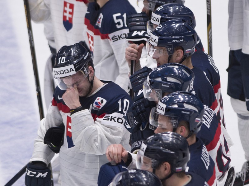 Smutní slovenskí hokejisti po prehre 1:5 s Nemeckom