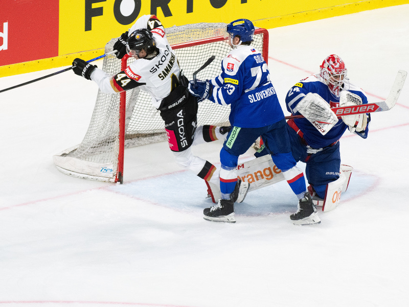 Na snímke sprava brankár Patrik Rybár (Slovensko), Ondrej Golian (Slovensko) a Joshua Samanski (Nemecko)