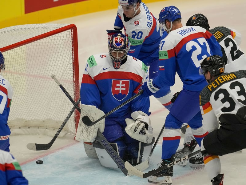 Slovenský brankár Stanislav Škorvánek (uprostred) vyráža puk v zápase základnej B-skupiny Slovensko - Nemecko na 87. majstrovstvách sveta v ľadovom hokeji v Ostrave