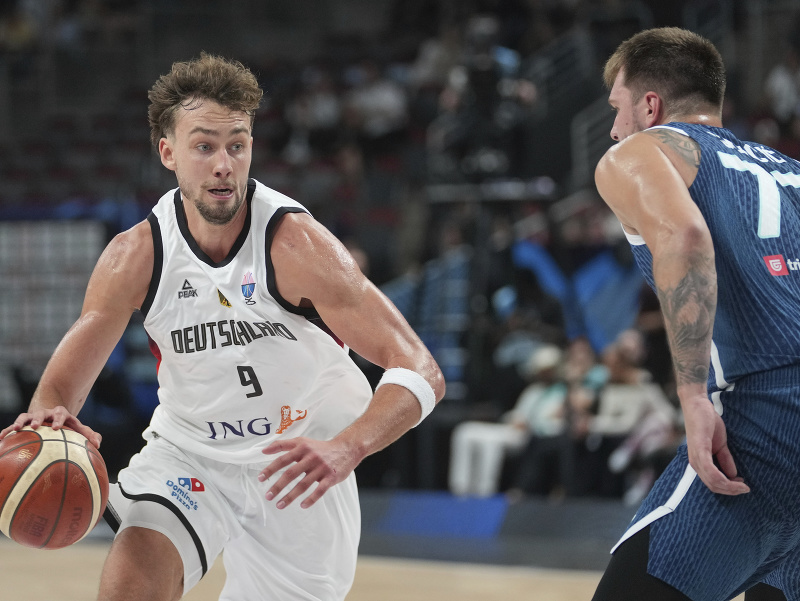 Franz Wagner sa snaží prejsť cez Luku Dončiča 