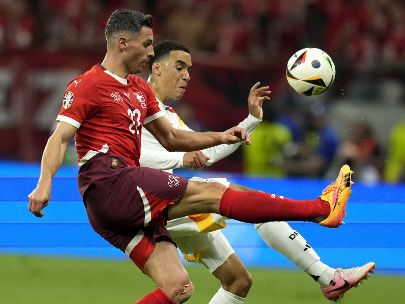 Fabian Schär a Jamal Musiala v súboji o loptu