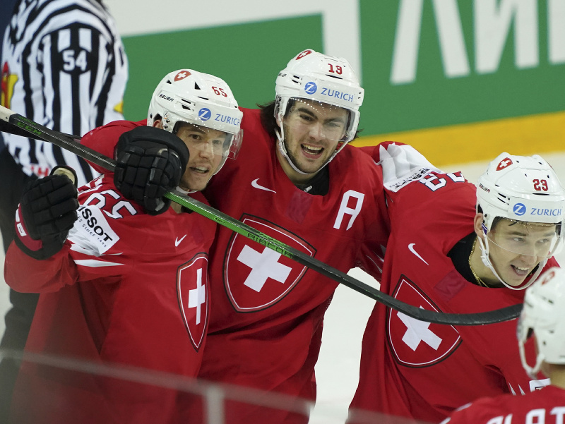 Hráči Švajčiarska oslavujú gól 