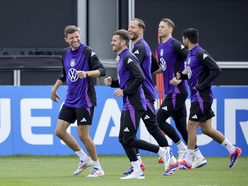 Nemeckí futbalisti počas tréningu, vľavo Thomas Müller
