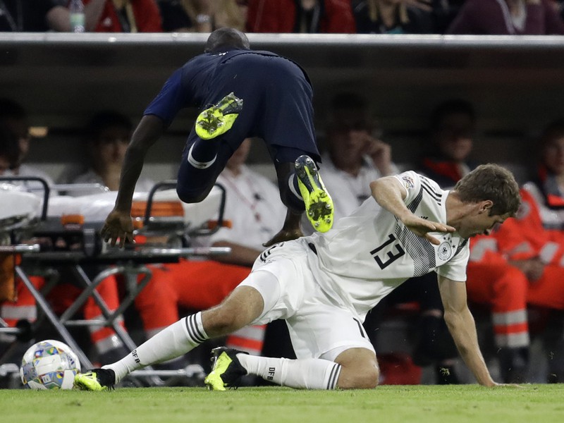 N'Golo Kanté prepadáva cez Thomasa Mullera