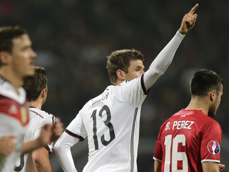 Thomas Müller oslavuje gól do siete Gibraltaru