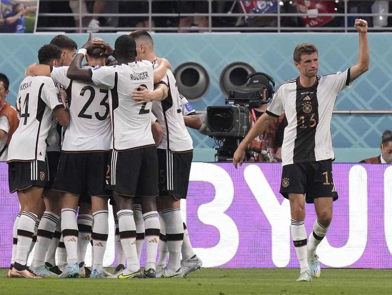 Futbalisti Nemecka sa tešia z gólu, vpravo osamotený Thomas Müller
