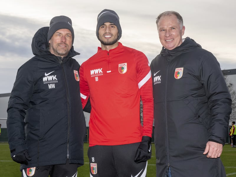 Tréner Augsburgu Markus Weinzierl, Ricardo Pepi a športový riaditeľ Stefan Reuter