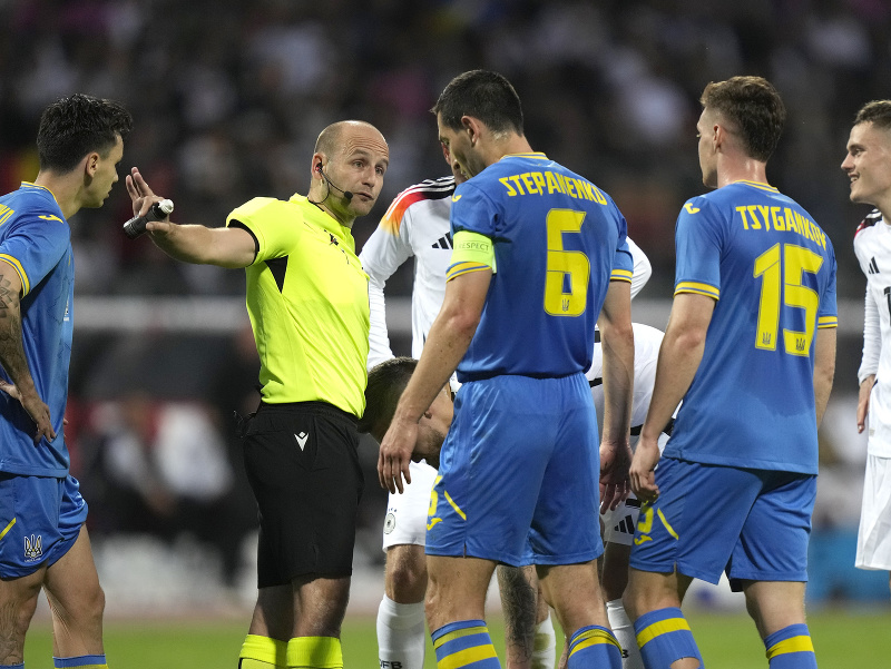 Rozhodca Walter Altmann komunikuje s hráčmi počas zápasu Ukrajina - Nemecko