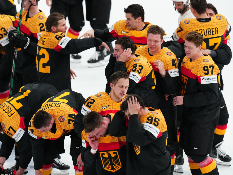 Nemeckí hokejisti sa radujú z postupu do finále
