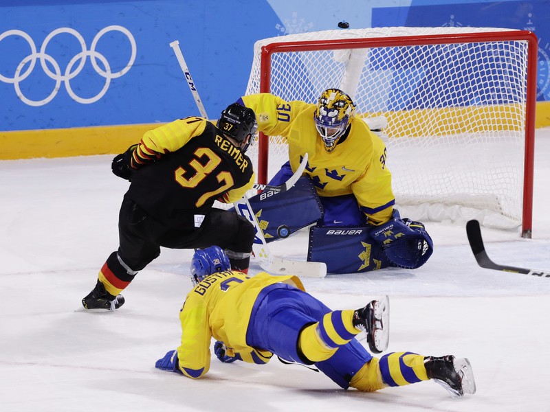 Patrick Reimer proti švédskemu brankárovi Viktorovi Fasthovi