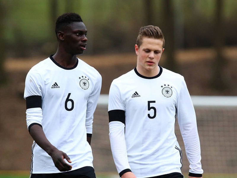 Nemeckí mladíci Vitaly Janelt a Idrissa Touré (6)