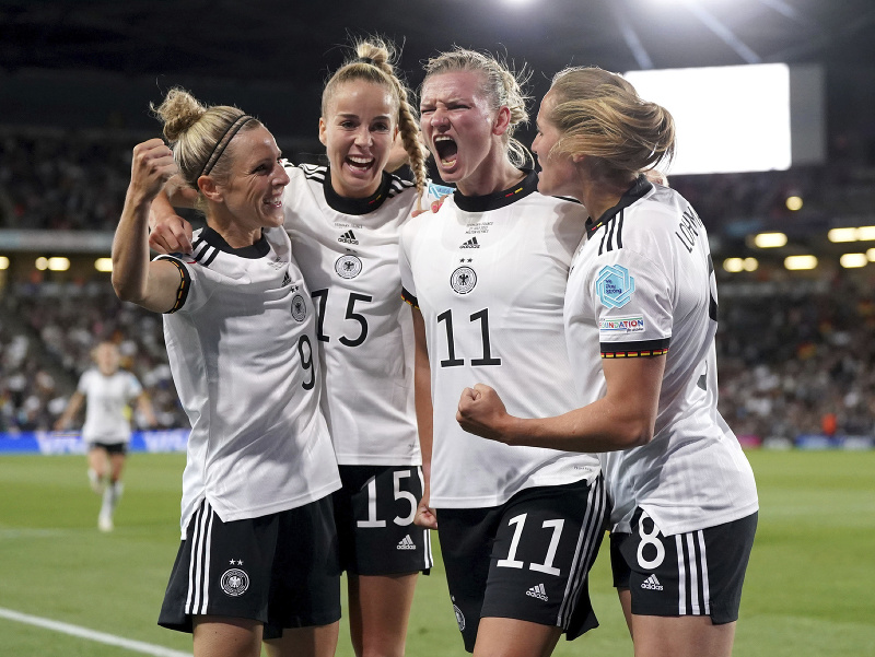 Nemecké futbalisty osavujú gól 