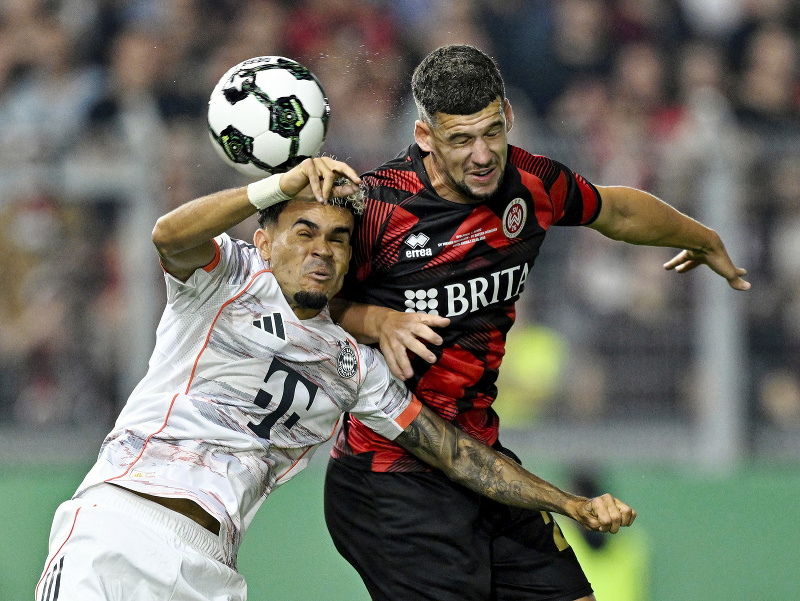 Luis Díaz (vľavo) bojuje o loptu s Jordym Gillekensom z Wehen Wiesbaden