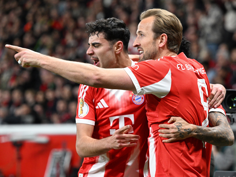 Futbalista Bayernu Mníchov Harry Kane sa teší z gólu