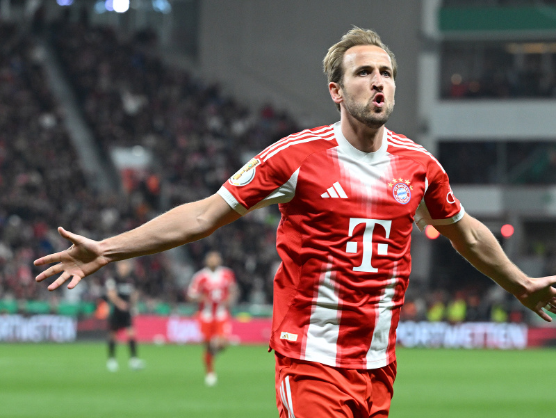 Futbalista Bayernu Mníchov Harry Kane sa teší z gólu