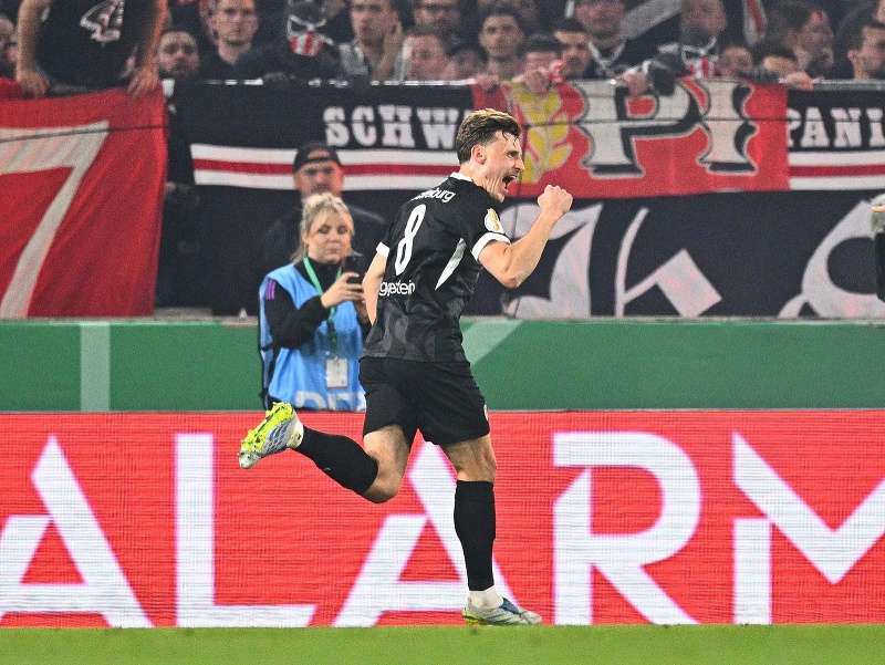 Hráč Freiburgu Maximilian Eggestein sa teší z gólu v semifinále Nemeckého pohára