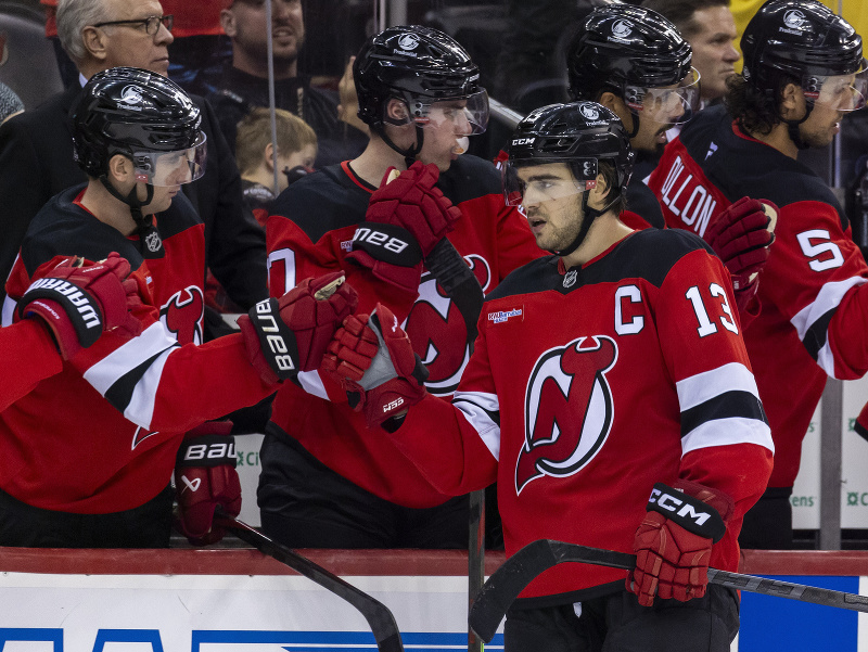 Nico Hischier oslavuje gól, druhý zľava je Šimon Nemec