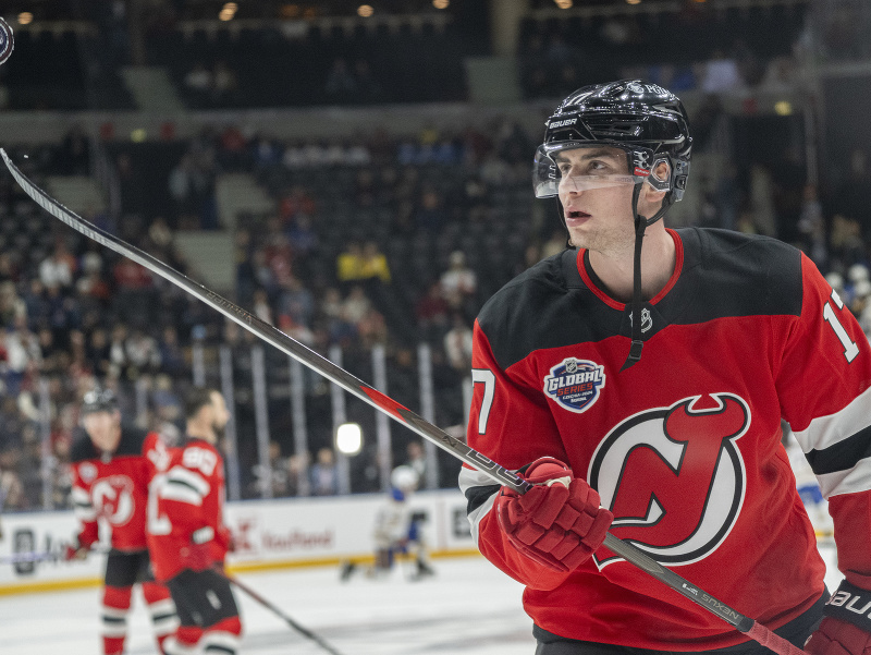 Slovenský hokejista Šimon Nemec z New Jersey Devils počas rozkorčuľovania pred otváracím zápasom sezóny 2024/25 zámorskej hokejovej NHL Buffalo Sabres - New Jersey Devils v rámci projektu NHL Global Series v Prahe