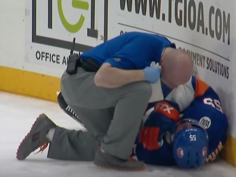 Johnny Boychuk zostáva ležať na ľadovej ploche po rane od Voráčka