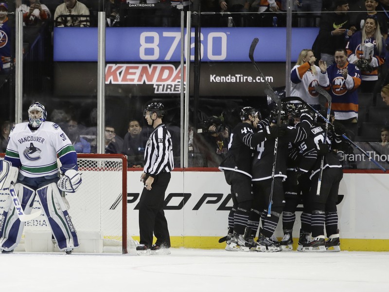 Hráči New York Islanders  oslavujú gól