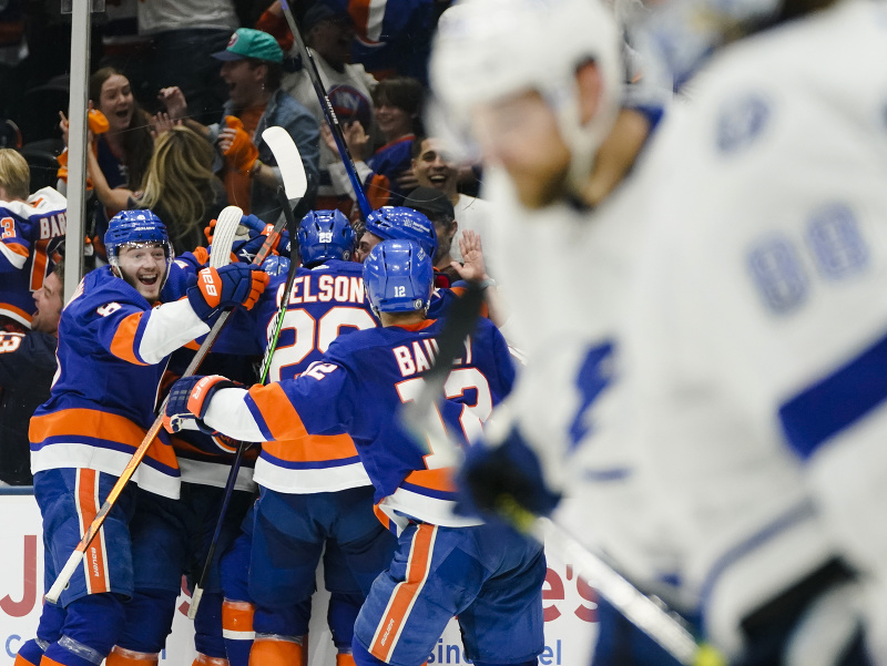 Hráči New Yorku Islanders oslavujú víťazný gól Anthonyho Beauvilliera