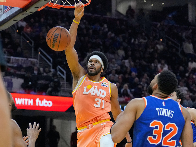 Jarrett Allen (31) smečuje proti brániacim hráčom New York Knicks