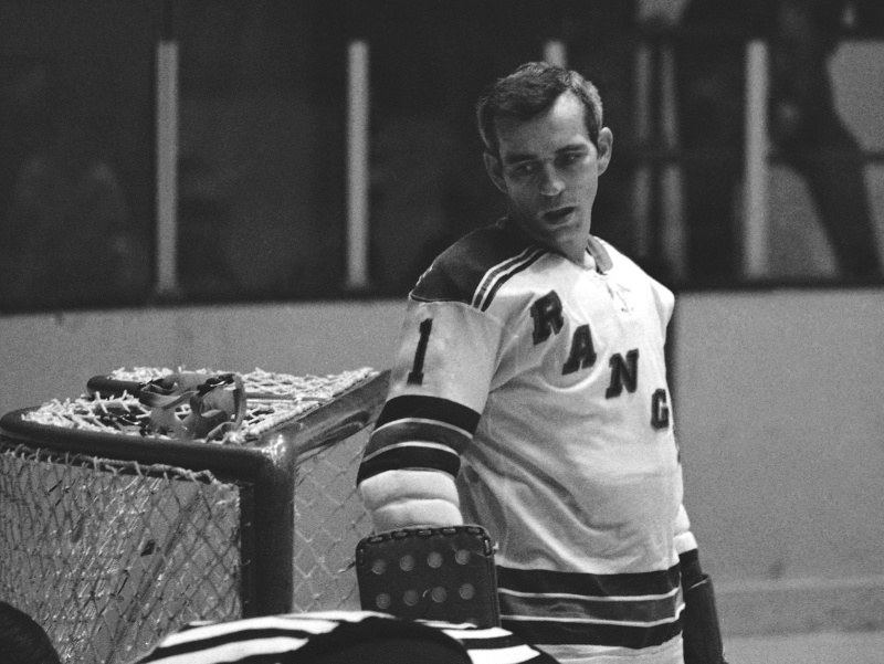 Brankár New York Rangers Ed Giacomin na archívnej foto z roku 1970
