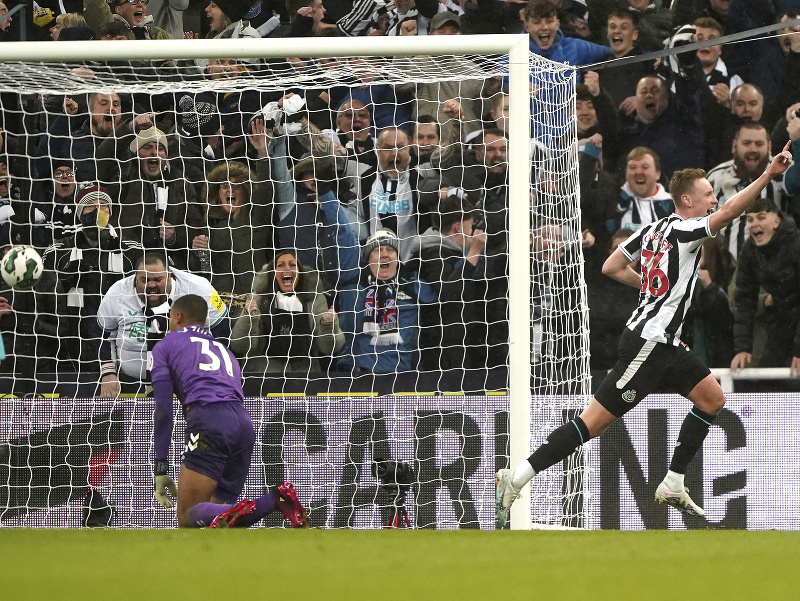 Hráč Newcastle Sean Longstaff (vpravo) oslavuje po tom, ako strelil druhý gól v semifinále anglického Ligového pohára Newcastle United - FC Southampton