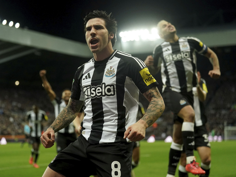 Hráč Sandro Tonali z Newcastle United sa raduje z gólu počas štvrťfinále anglického Ligového pohára