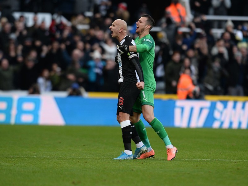 Martin Dúbravka a Jonjo Shelvey po remíze s Manchestrom City
