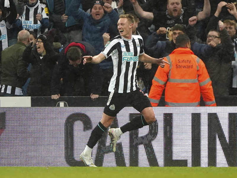 Hráč Newcastle Sean Longstaff oslavuje gól