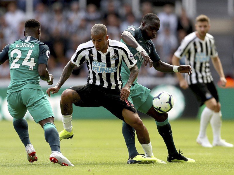 Kenedy, Serge Aurier a Moussa Sissoko v súboji o loptu