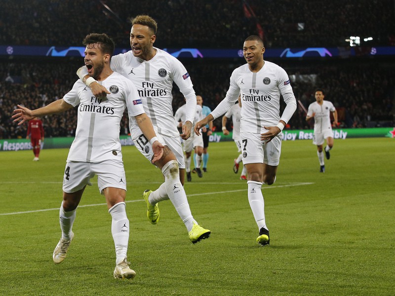 Obranca PSG Juan Bernat (vľavo) sa teší z gólu so spoluhráčmi Neymarom (uprostred) a Kylianom Mbappeom