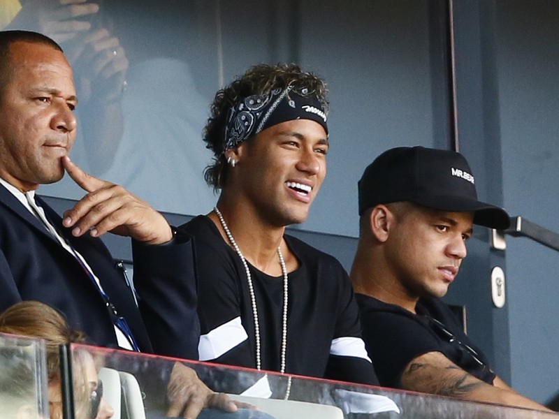 Neymar sleduje úvodný ligový duel PSG