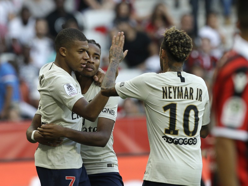 Kylian Mbappé, Christopher Nkunku a Neymar oslavujú gól PSG