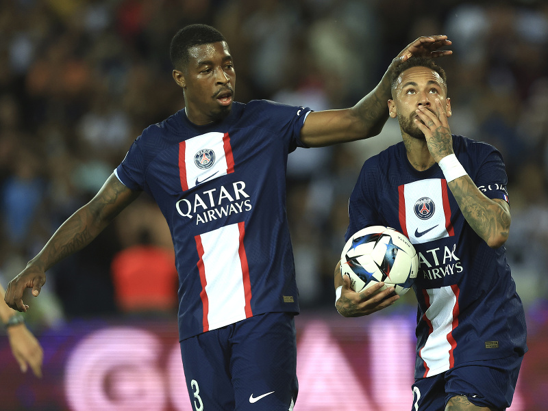 Presnel Kimpembe a Neymar oslavujú gól PSG