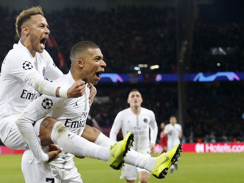 Neymar a Kylian Mbappé oslavujú gól