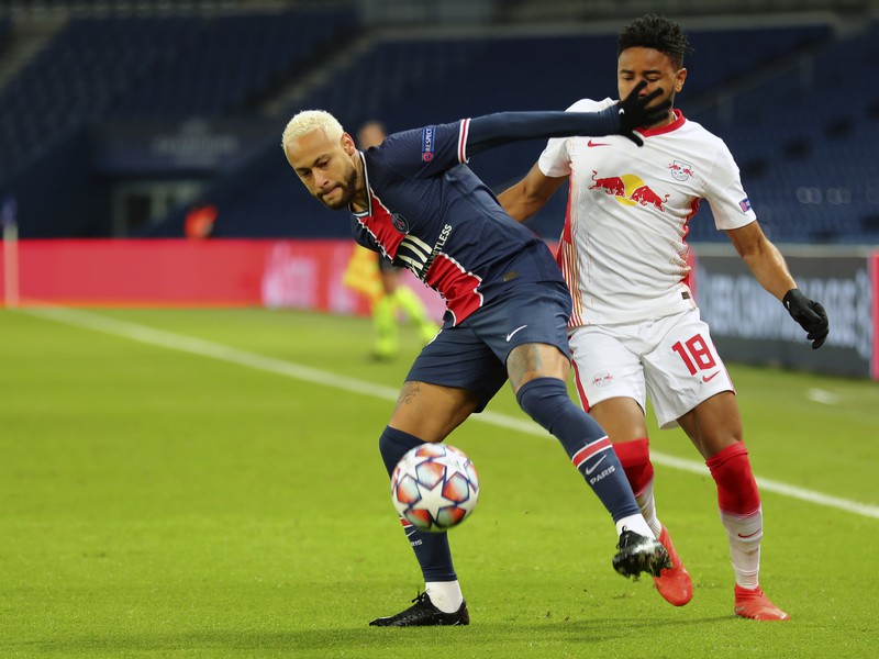 Neymar a Christopher Nkunku v súboji o loptu
