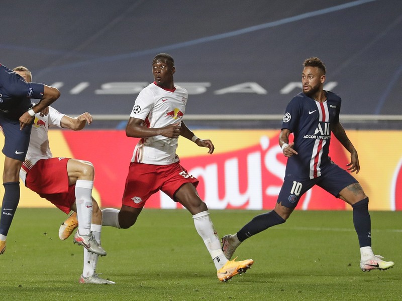 Hlavičkujúci Kylian Mbappé