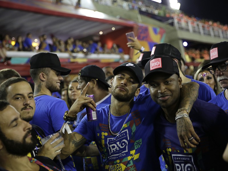 Brazílska futbalová hviezda Neymar (v strede) počas karnevalového sprievodu na Sambadrome v brazílskom Rio de Janeiro
