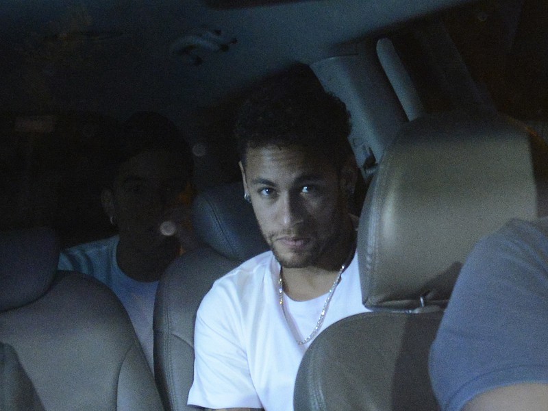 Zranený Neymar počas cesty na brazílsku kliniku Mater Dei Hospital
