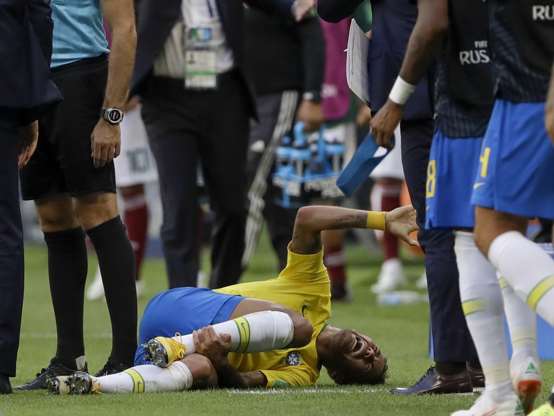 Zvíjajúci sa Neymar na trávniku