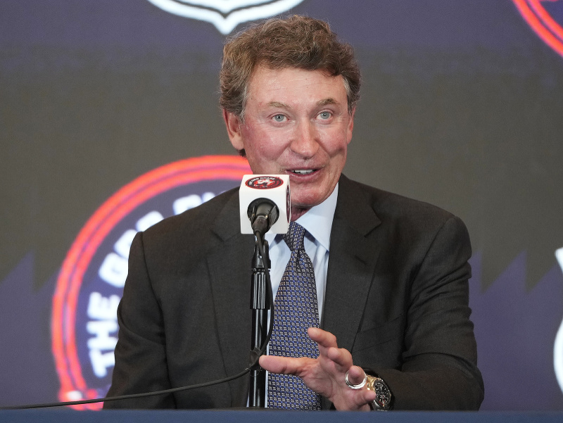 Na snímke legendárny Wayne Gretzky počas tlačovej konferencie po zápase