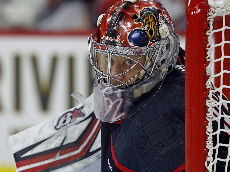 Fínsky brankár Antti Raanta v drese tímu Carolina Hurricanes