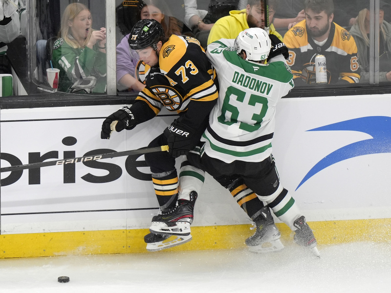 Charlie McAvoy v súboji s Jevgenim Dadonovom