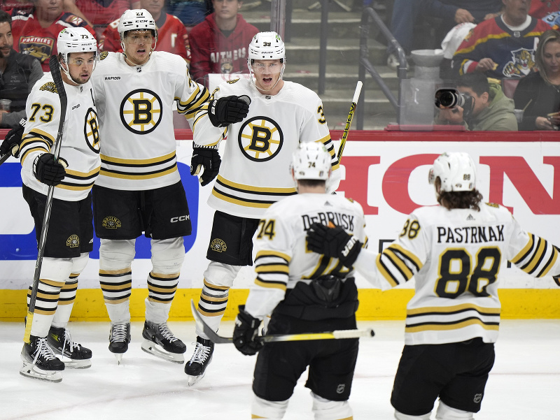 Hokejisti Bostonu Bruins oslavujú gól