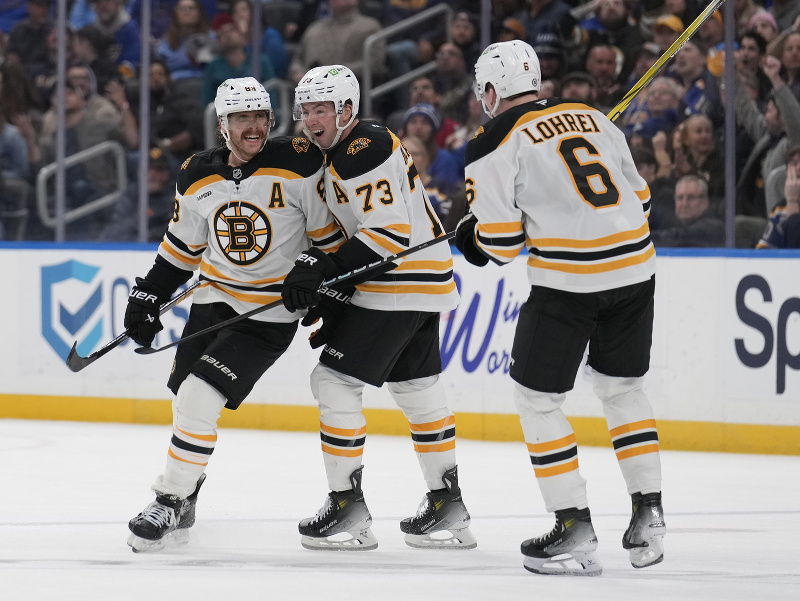 David Pastrňák, Charlie McAvoy a Mason Lohrei - trio, ktoré je stále súčasťou Bostonu Bruins