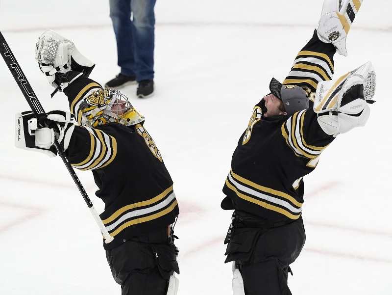 Hokejisti Bostonu Jeremy Swayman (vľavo) a Linus Ullmark oslavujú triumf proti Torontu