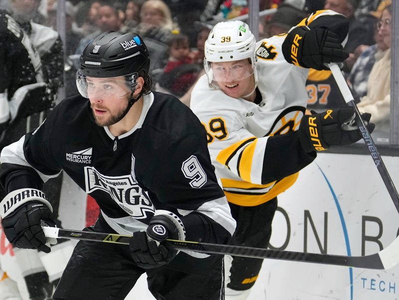 Adrian Kempe a Morgan Geekie v súboji LA Kings a Bostonu Bruins