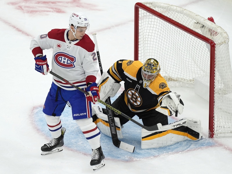 Juraj Slafkovský zaparkovaný pred bránkou Bostonu